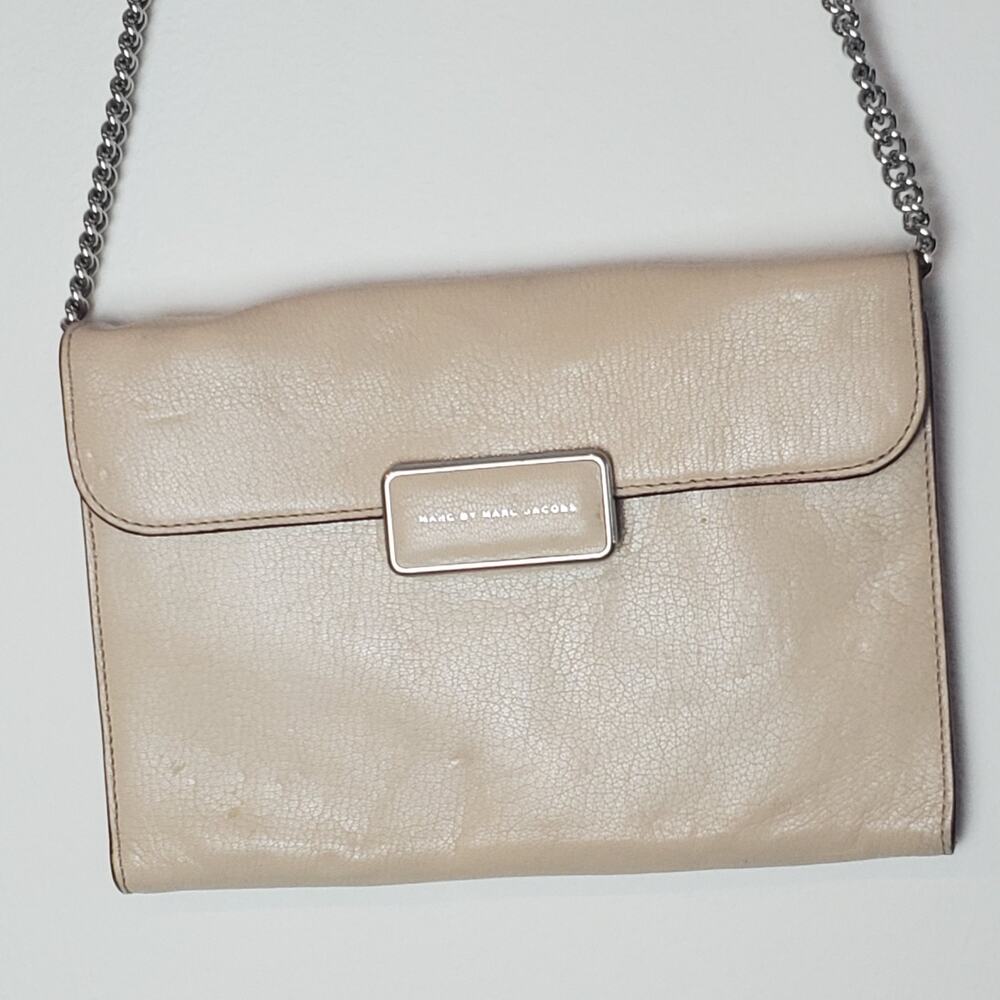 Marc Jacobs Beige Leather Foldover Clutch Silver Chain Strap Classic READ